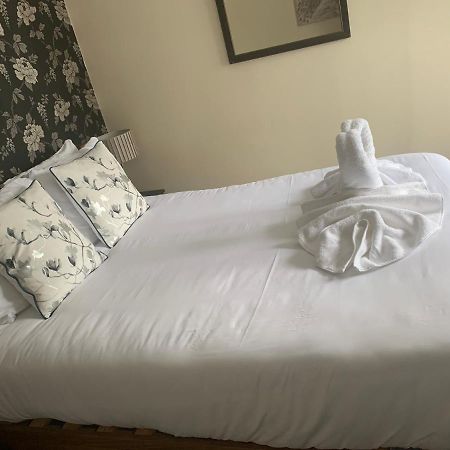 The Swan @ Stoford Hotel Bagian luar foto A bed with a duvet
