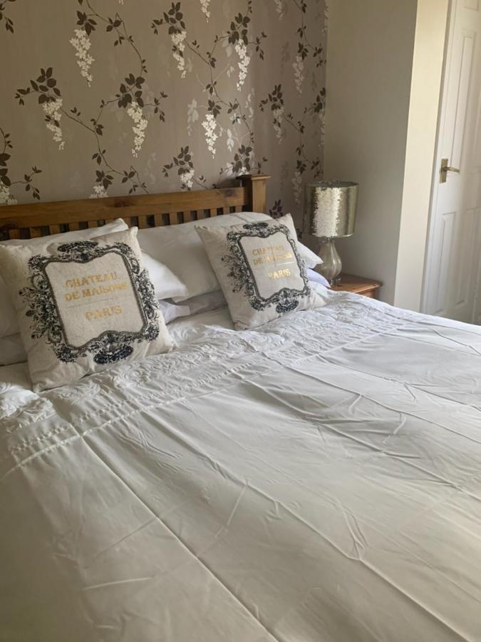 The Swan @ Stoford Hotel Bagian luar foto A bed with a duvet