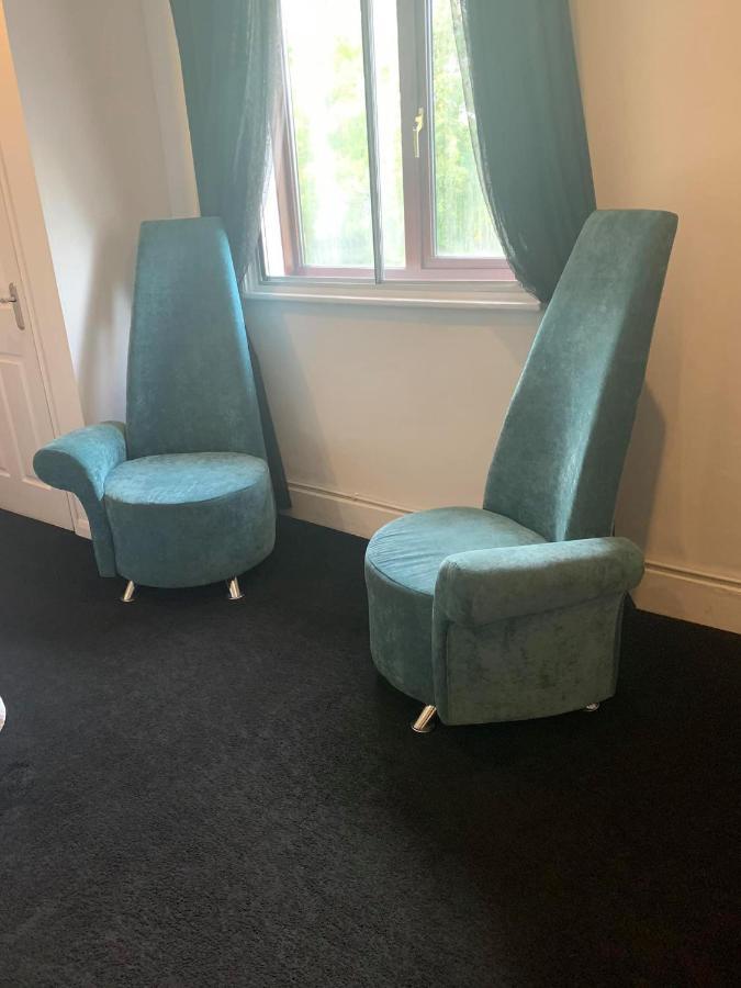 The Swan @ Stoford Hotel Bagian luar foto The original chairs at the BBC Television Centre