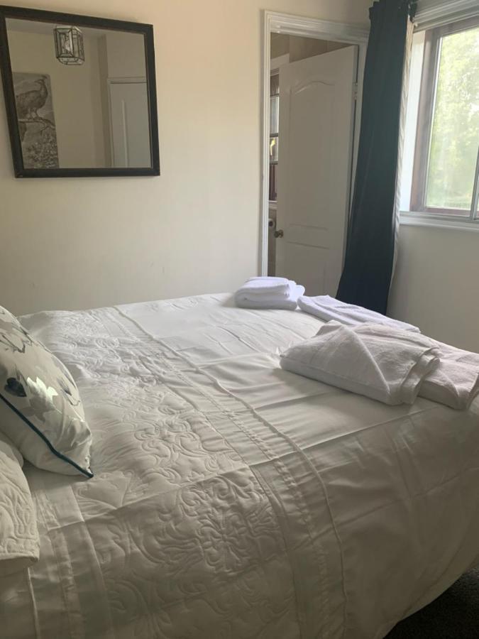 The Swan @ Stoford Hotel Bagian luar foto A bed with a duvet