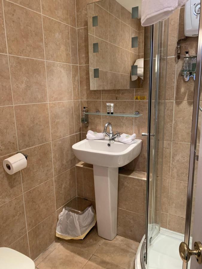The Swan @ Stoford Hotel Bagian luar foto A modern bathroom