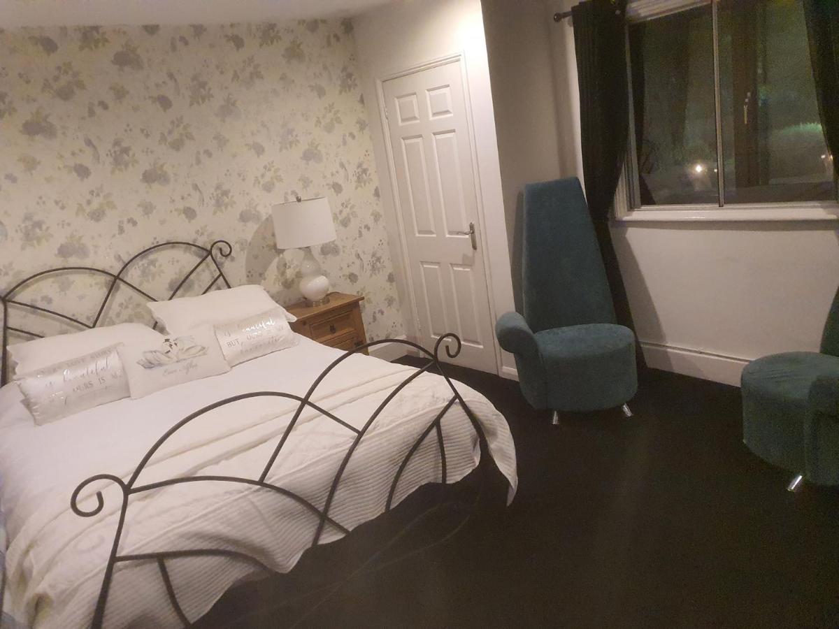 The Swan @ Stoford Hotel Bagian luar foto A bedroom at the hotel