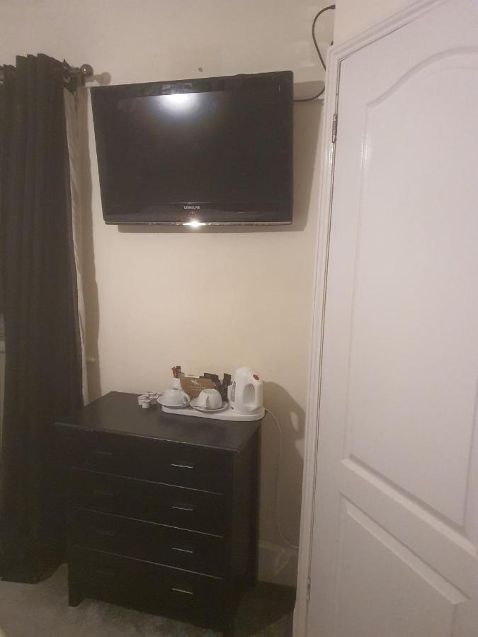 The Swan @ Stoford Hotel Bagian luar foto A television in a hotel room