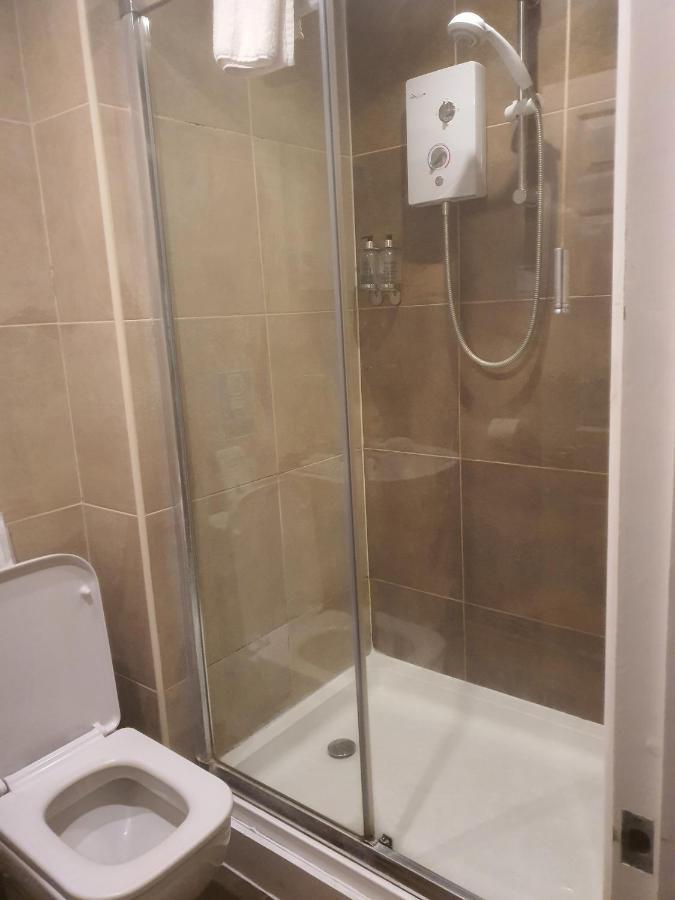 The Swan @ Stoford Hotel Bagian luar foto A shower cubicle