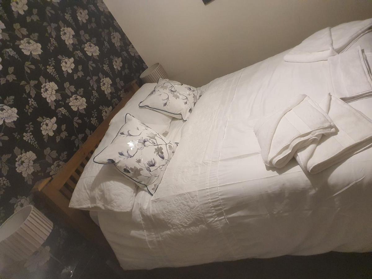The Swan @ Stoford Hotel Bagian luar foto A futon