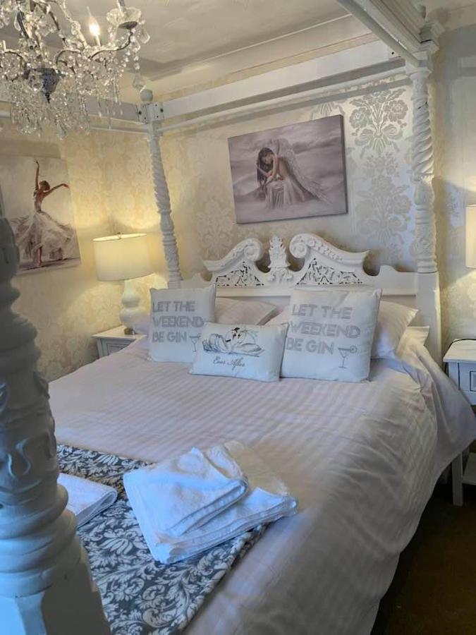 The Swan @ Stoford Hotel Bagian luar foto The bedroom at The Swan Inn