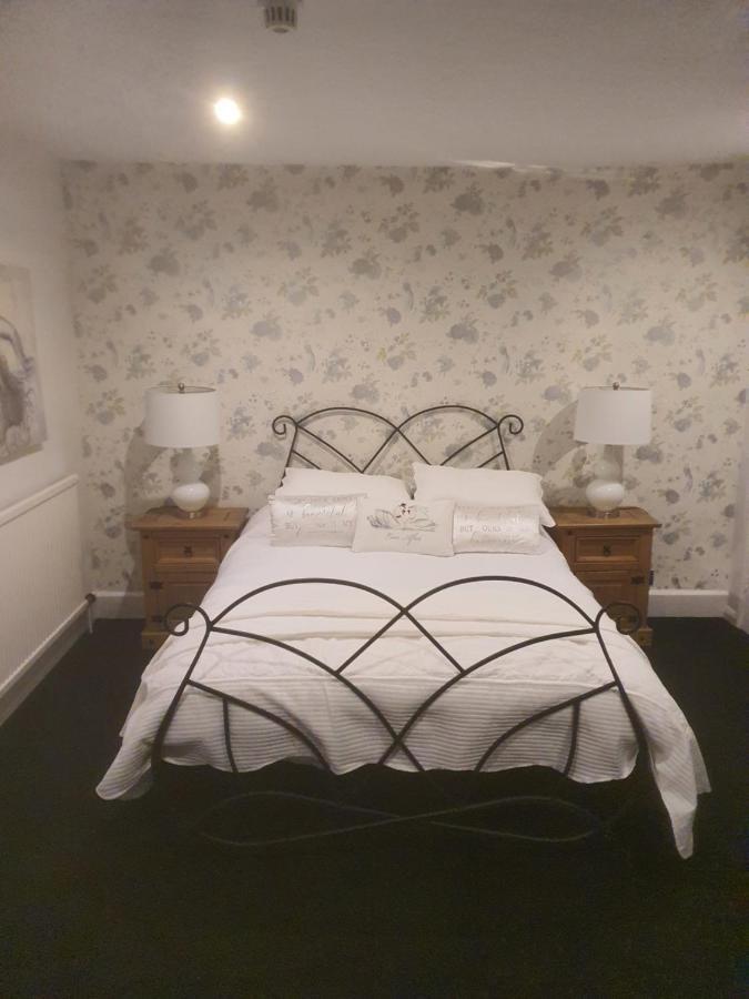 The Swan @ Stoford Hotel Bagian luar foto A bedroom at the hotel