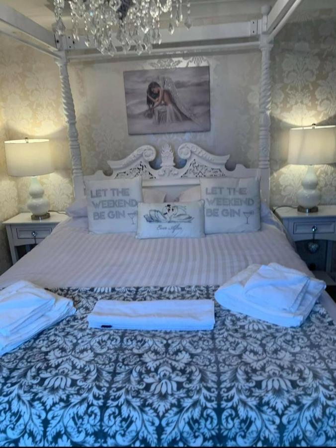 The Swan @ Stoford Hotel Bagian luar foto The wedding bed