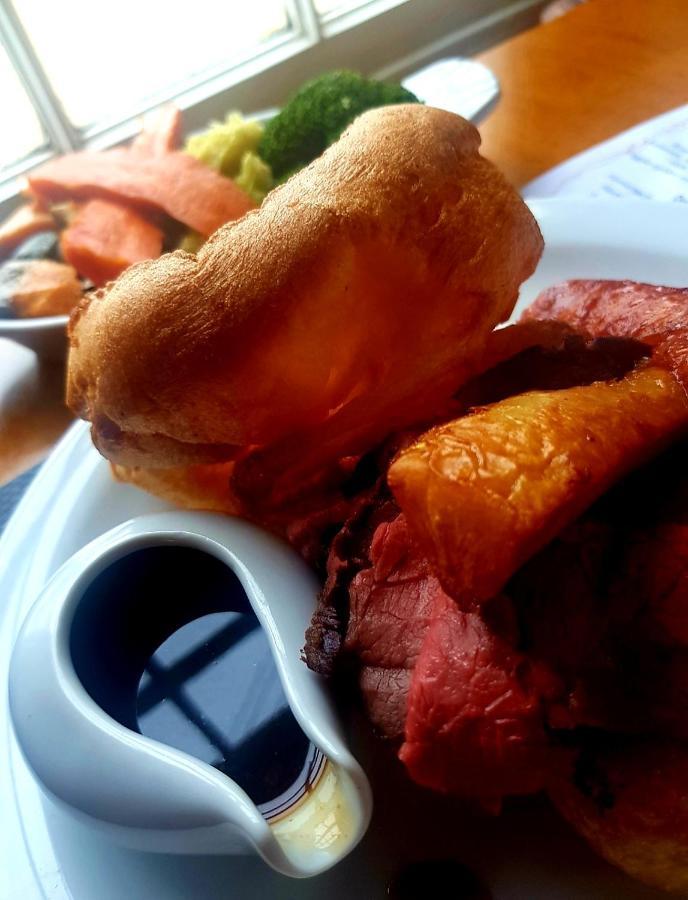 The Swan @ Stoford Hotel Bagian luar foto Yorkshire pudding