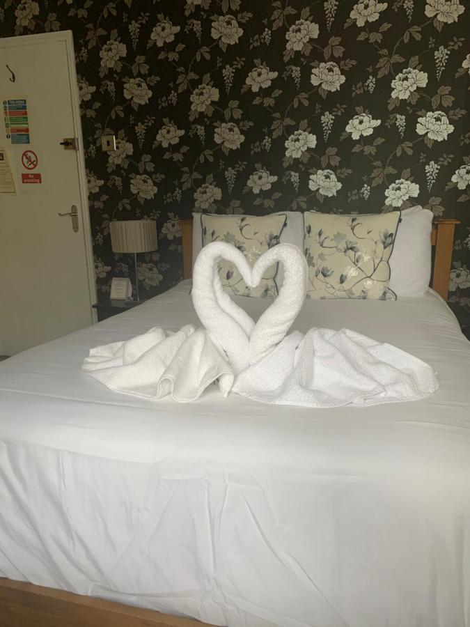The Swan @ Stoford Hotel Bagian luar foto A towel swan