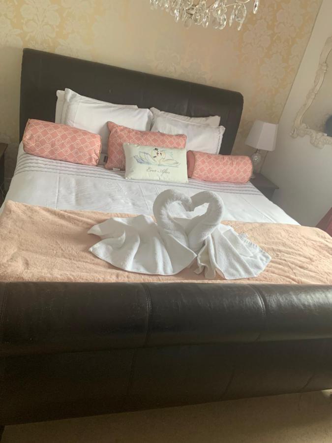 The Swan @ Stoford Hotel Bagian luar foto A bed with a heart shaped towel