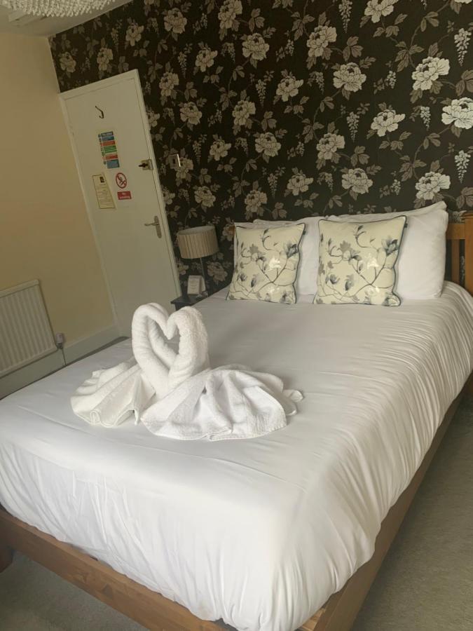 The Swan @ Stoford Hotel Bagian luar foto A bed with a towel swan