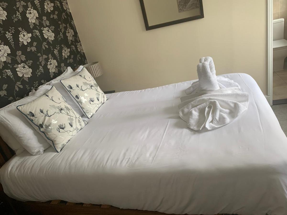 The Swan @ Stoford Hotel Bagian luar foto A bed with a duvet