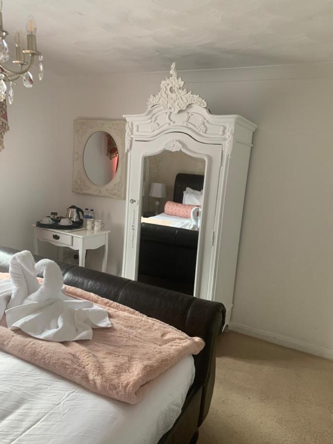 The Swan @ Stoford Hotel Bagian luar foto A mirrored armoire