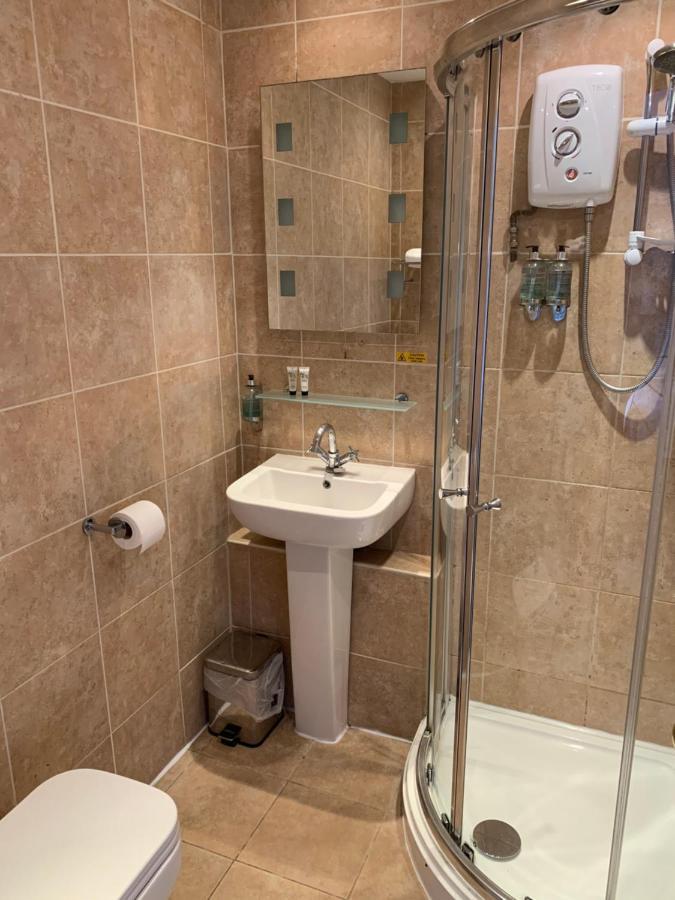 The Swan @ Stoford Hotel Bagian luar foto A shower cubicle