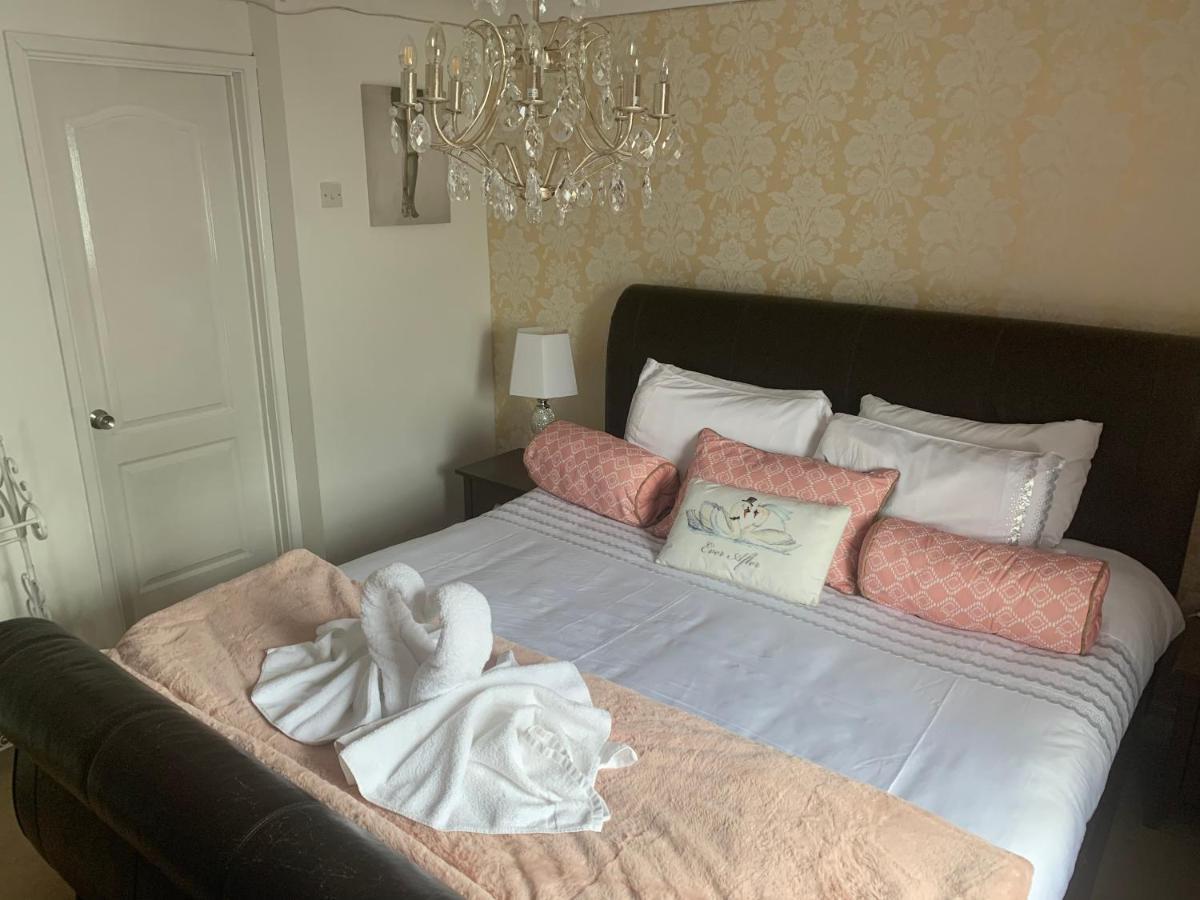 The Swan @ Stoford Hotel Bagian luar foto A bedroom at the hotel