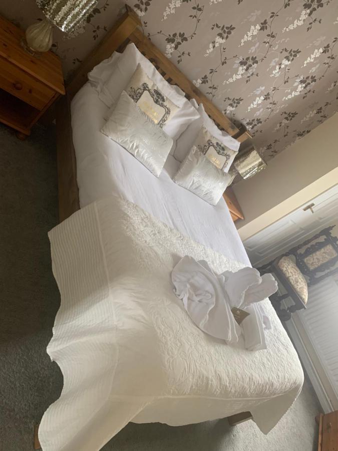 The Swan @ Stoford Hotel Bagian luar foto A wedding dress