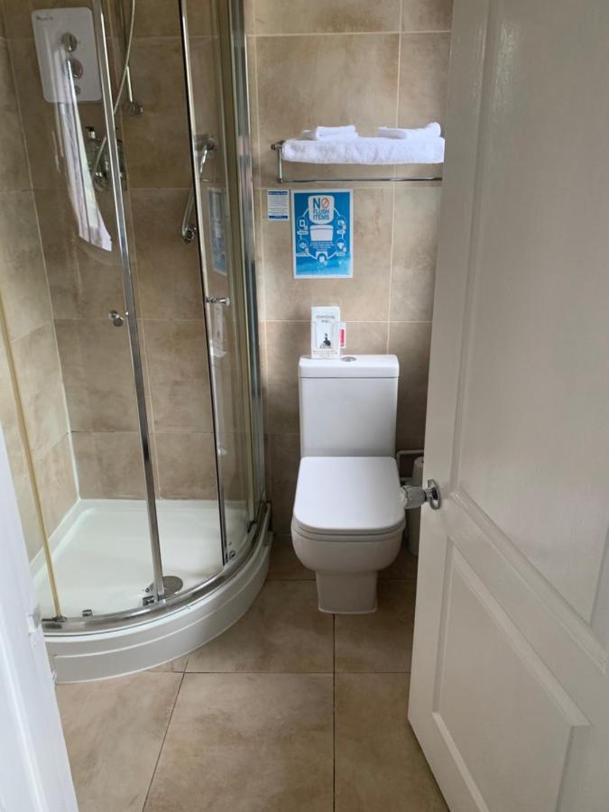 The Swan @ Stoford Hotel Bagian luar foto A shower cubicle
